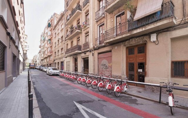 Welcoming 2 Bed With Balcony In Gracia