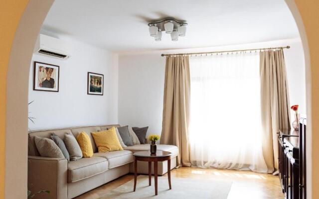Lovely apartment and quiet courtyard in city centre