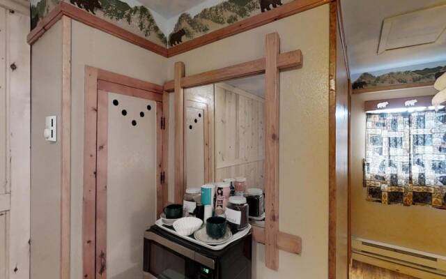 Foothills Lodge and Cabins