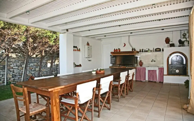 Beautiful 4-bed House With Private Pool in Naxos