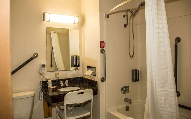 Americas Best Value Inn & Suites Detroit Lakes