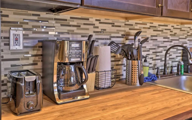 2 Mi to Skiing: Studio w/ Pool Access in Granby!