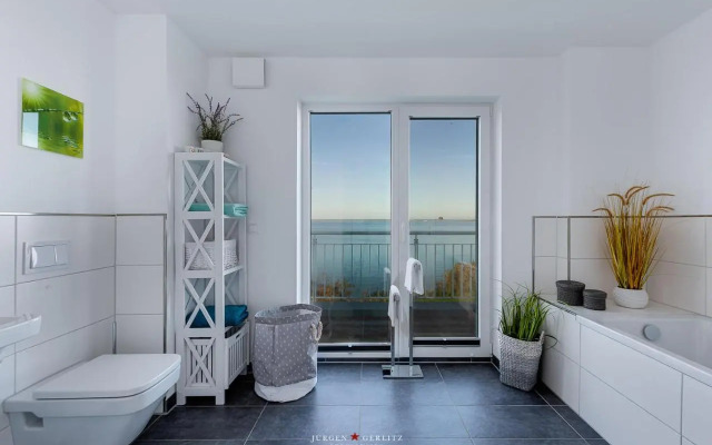 Ostseewind: Wasserblick, finnische Sauna, Whirlwanne, Kamin, 2 Parkplaetze