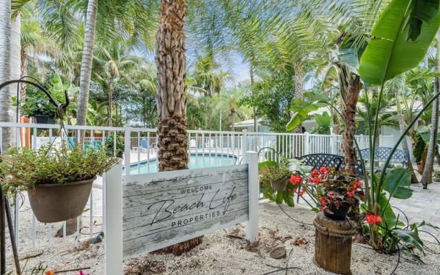 Coral Ridge Oasis - Upgraded 2BR House with Pool by RedAwning