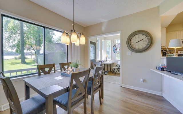 Lakefront Orion Twp. Home w/ Fire Pit & Kayak!