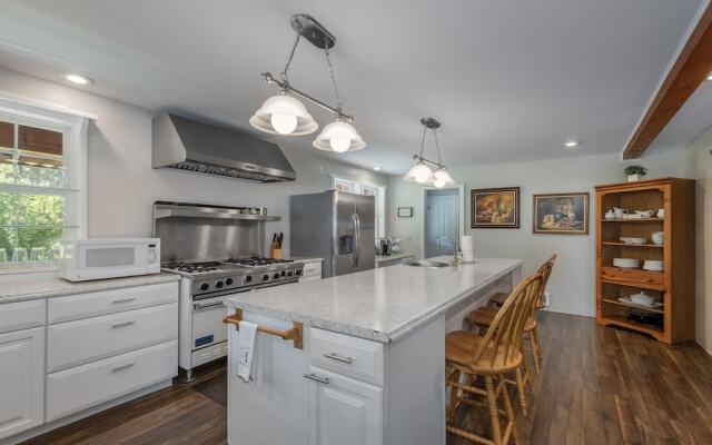 Family Cabin 5 Bedroom Home by NW Comfy Cabins