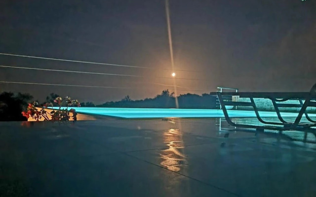 Villasleeps10-garden-freeparking-pool-ac