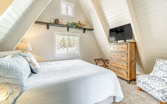 Flagstaff A-frame Cabin w/ Deck & Lovely Views!