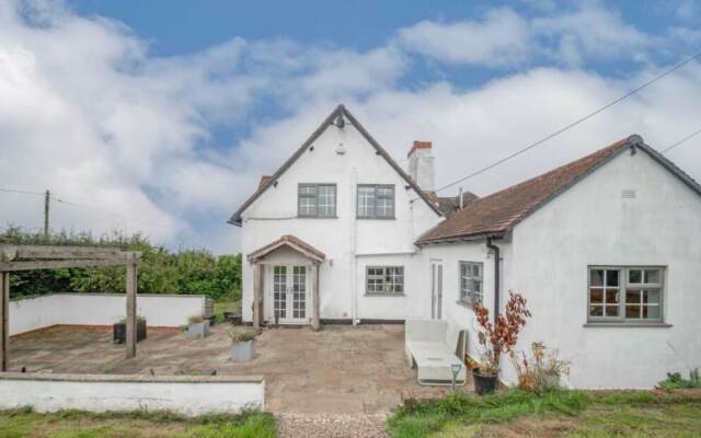 Beautiful 3-bed House in the Hamlet of Ham Green