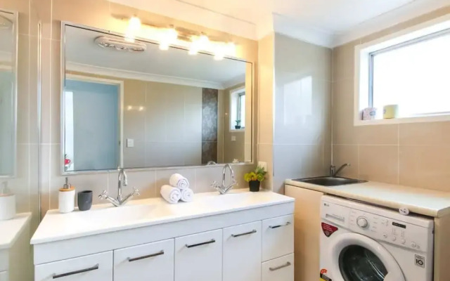 Contemporary 2 Bedroom Beachfront Apartment
