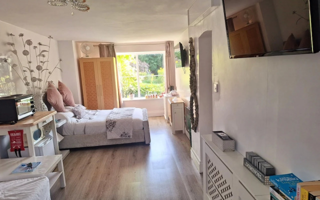 Luxurious Entire Studio in Axminster Suitable for