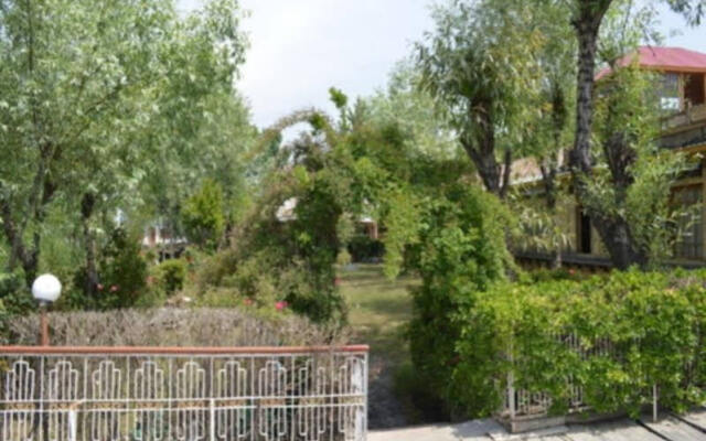 Goona Palace Houseboat