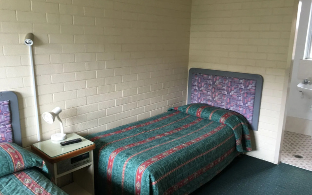 Crest Motor Inn