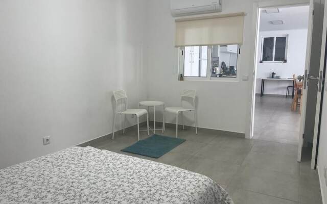 "room in Guest Room - Hostel Próximo A Praia P/ Surf Na Caparica"