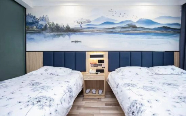 Qingmu Hotel (Nanjing Shuiximen Yunjin Road Subway Station)