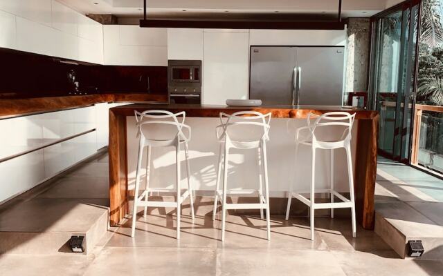 Modern 7 Bedrooms Villa on Private Beach Access