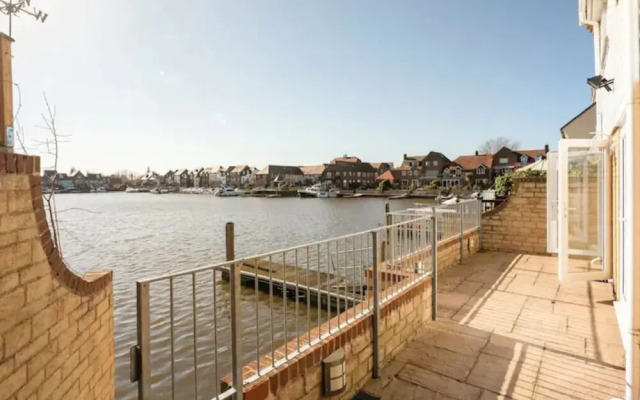 Abingdon House - 4 BR on the Marina