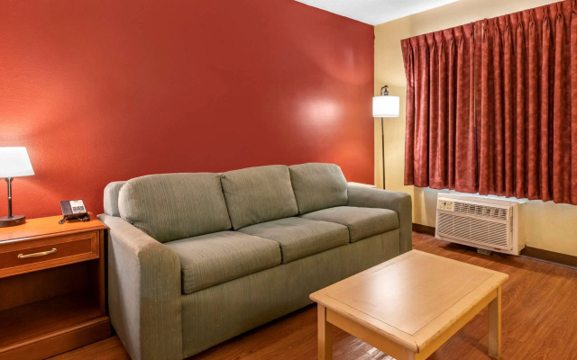 Econo Lodge Inn & Suites Maingate Central