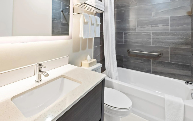 Howard Johnson by Wyndham Thunder Bay