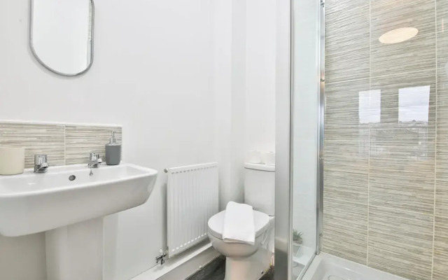 2 Bed Flat with Parking Near Waterfront
