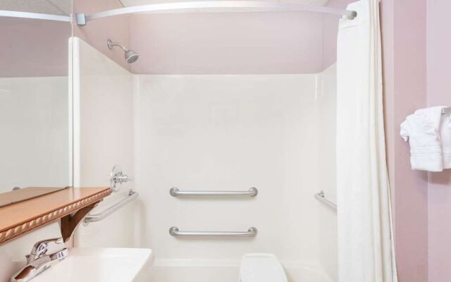 Super 8 Winfield/Quail Ridge Area