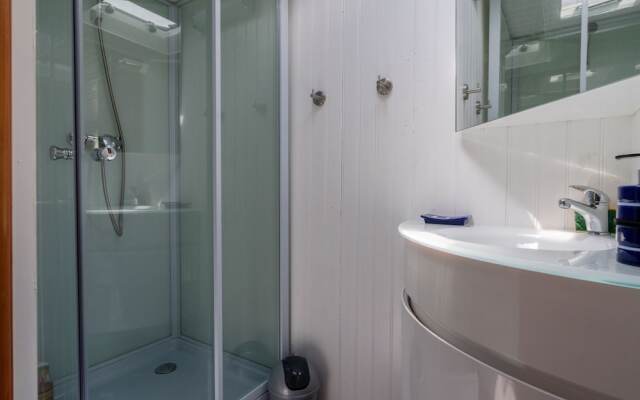 Comfortable House Boat in Homps with Roof Terrace