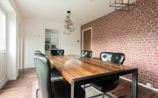 The Century Chalet - Contemporary 2bdr with Parking