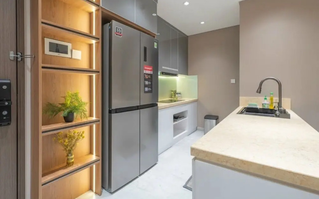 Happy Light Apartment in the Cardinal Court