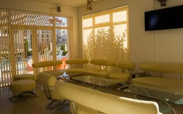 Sunny House Aparthotel