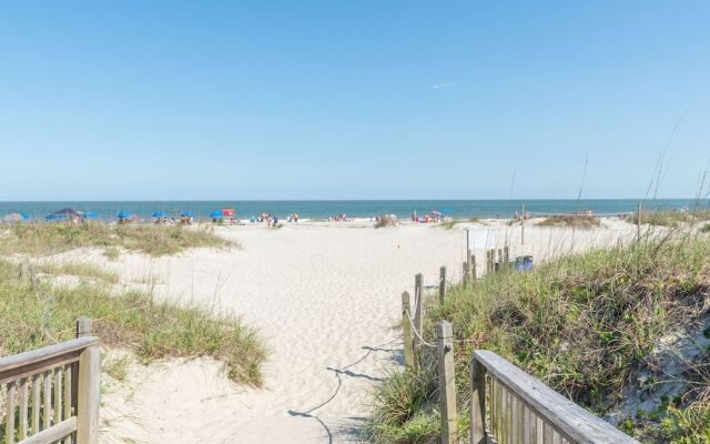 Beach & Tennis Admirals Row by Vtrips