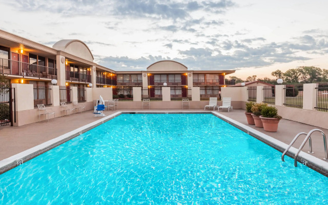 Park Hill Inn & Suites