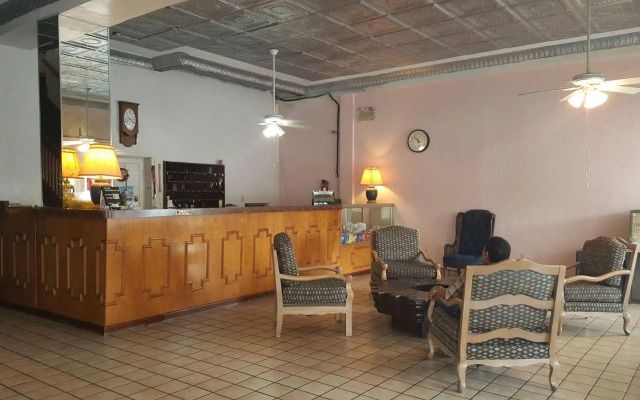 OYO Cameron Historic Hotel Brownsville I-69E