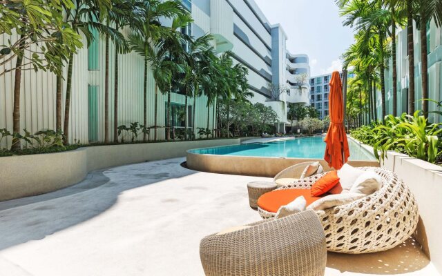 Favstay - The Base Downtown Phuket