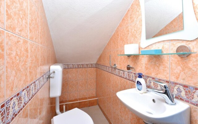 Awesome Home in Okrug Donji With 3 Bedrooms and Wifi