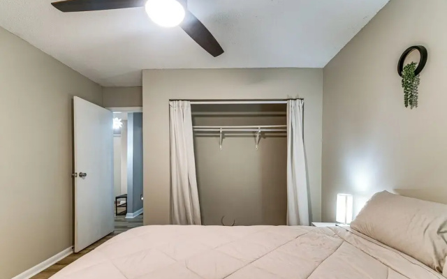 Pet-friendly Raleigh Townhome Near Medical Centers