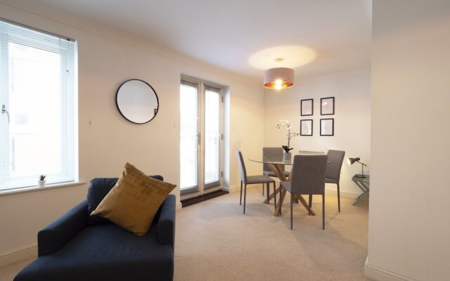 Spacious Townhouse Near the City Centre