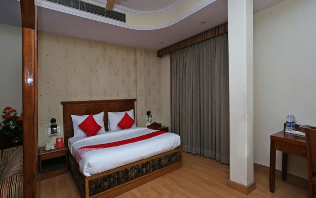 OYO 16125 Eiffel Grand Hotel