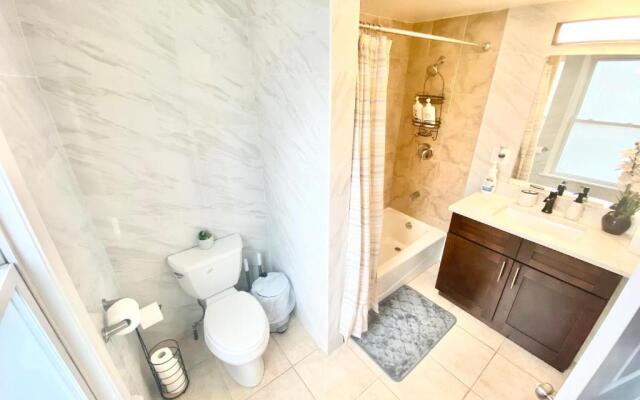 EMALUX Condo Near Downtown,Bus,Train,Hospitals,United-Center,Fulton Market