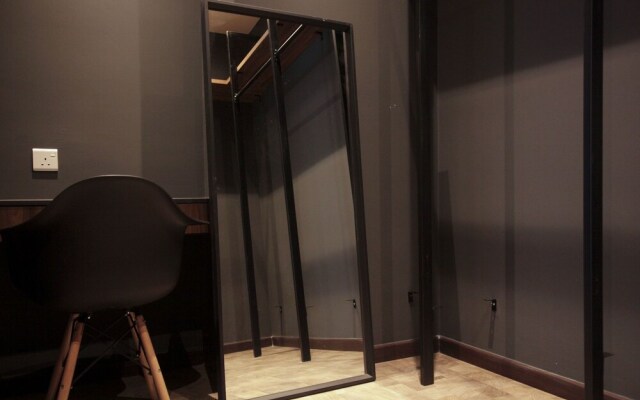 Expressionz Professional Suites By De Space