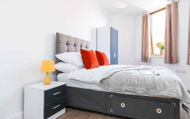 Central and Modern Studio in lively Liverpool