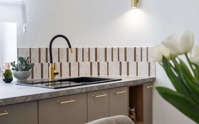 Gorgeous & Bright 2BR Condos - Steps From Old Town