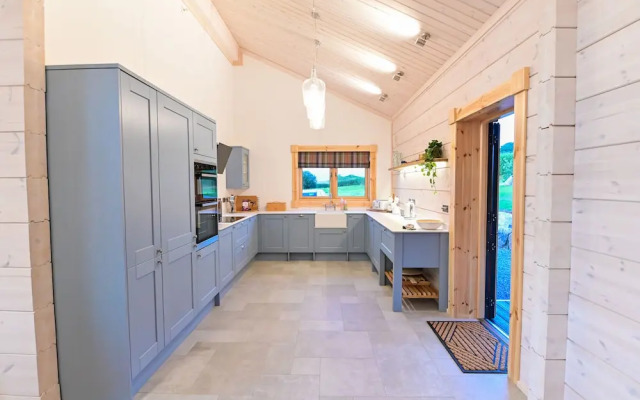 Cuddfan Lodge on a Gorgeous Private Lake