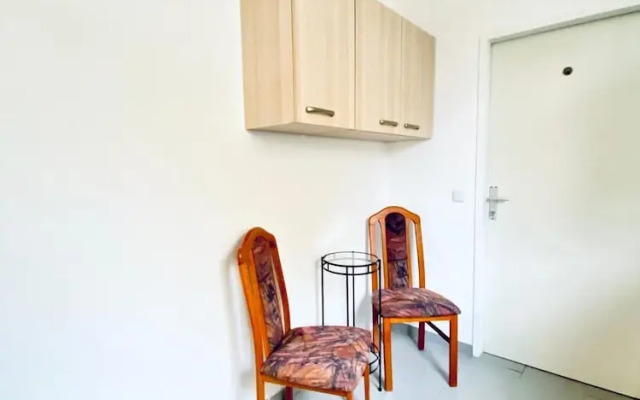 Stylish Shared 3-Bedroom Stay Near City