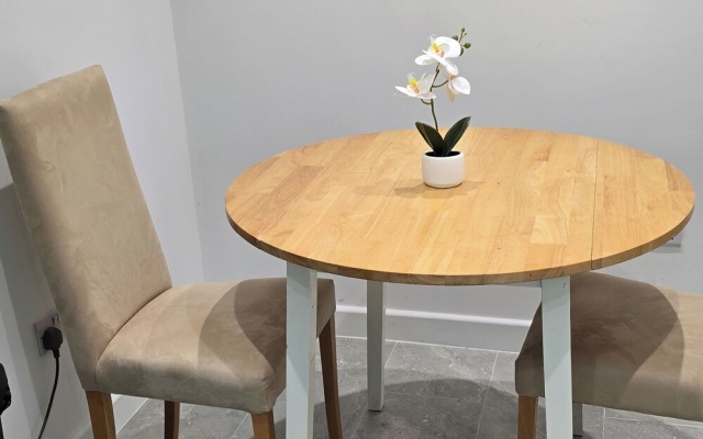 Central 1 Bed Apartment Sleeps 2 With Wifi