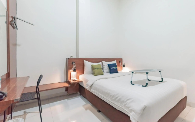 OYO Flagship 1308 Darmo Residence