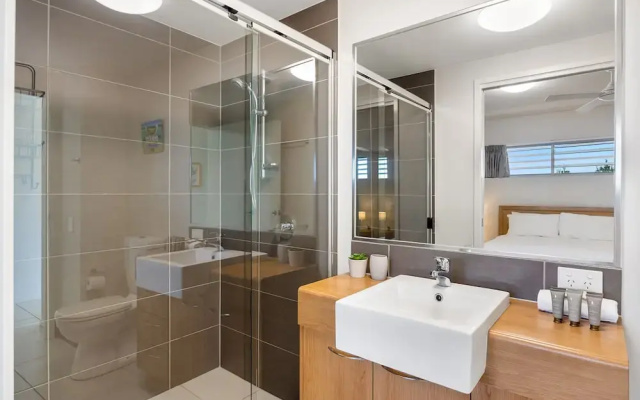 Birtinya 1-bed With Canal Views and Pool
