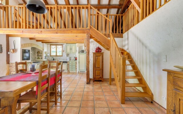 Holiday Home in Laluque with Terrace, Garden And Barbecue