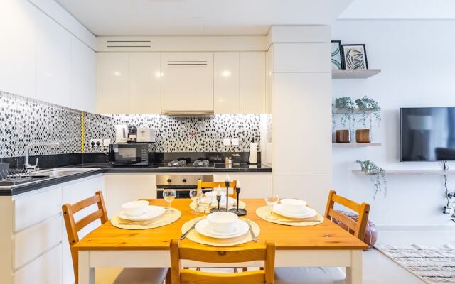 Modern and Cozy Condo With City Views