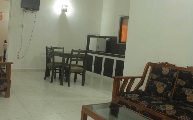 Tharusha Holiday Inn