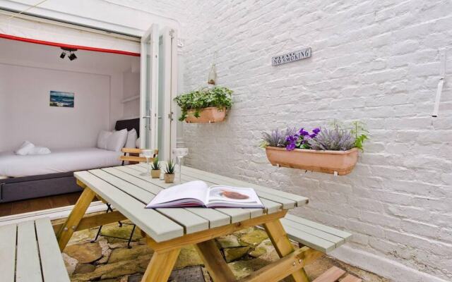 2-bed Apartment Victoria